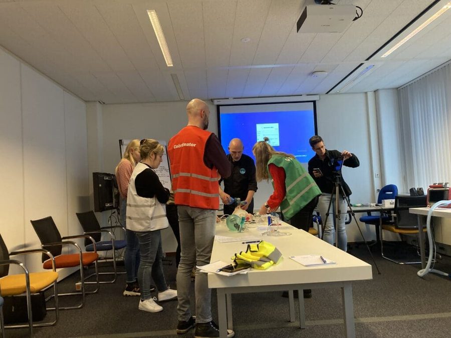 Deelnemers in hesjes tijdens een praktijktraining acute zorg